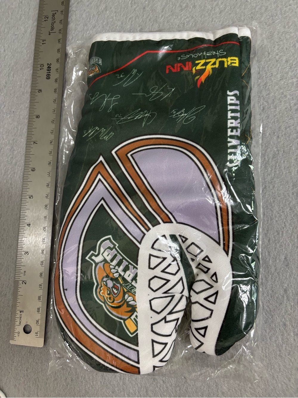 Everett Silvertips WHL Minor Hockey Goalie Oven Mitt Facsimile Autographs NEW!